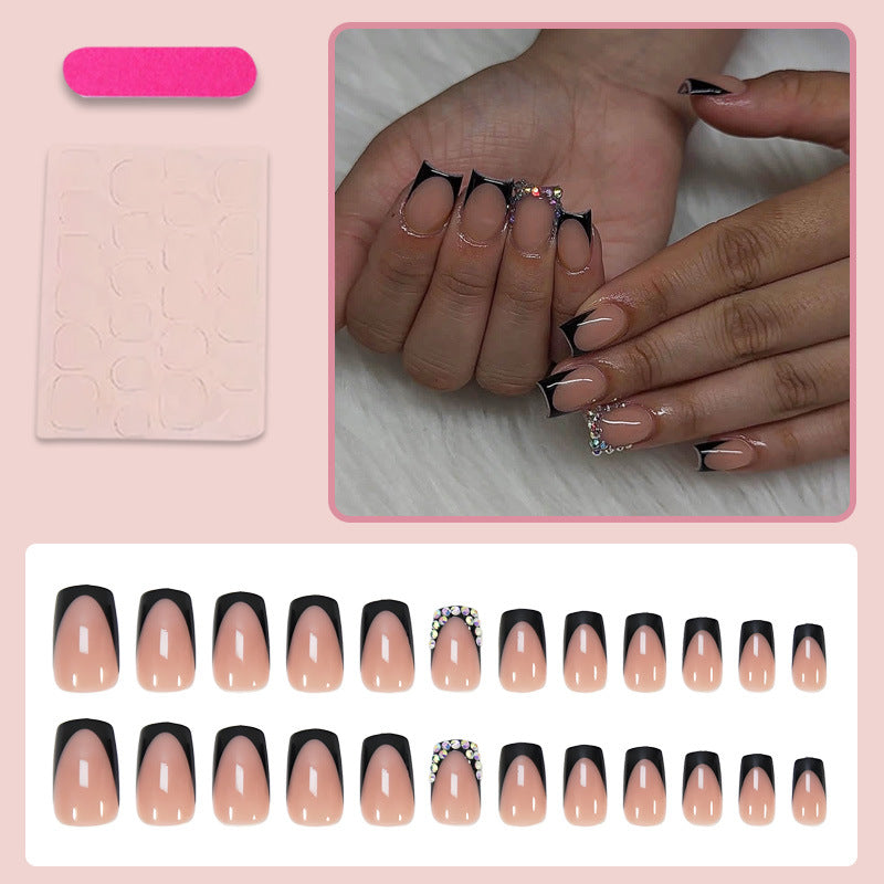 Kunstnagelset mit eleganten Schwarz-Spitzen und funkelnden Akzenten Karnz