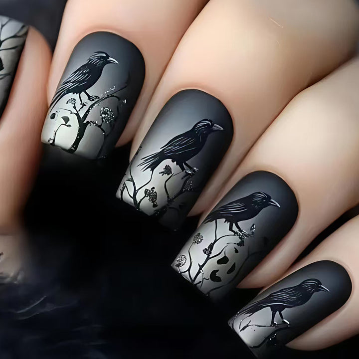 Kunstnägel mit Kreativem Totenkopf- und Krähenmotiv Karnz