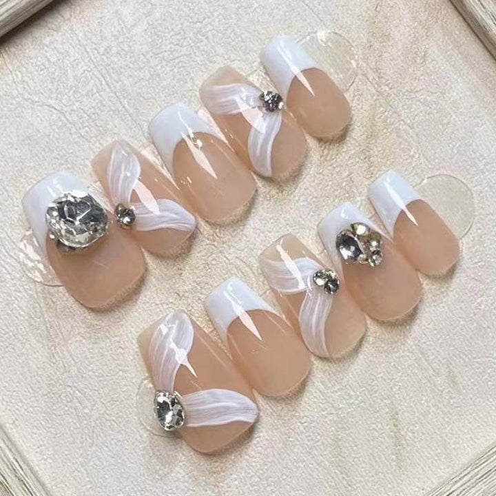 Elegantes Kunstnagelset mit filigranen Verzierungen und Glitzerelementen Karnz
