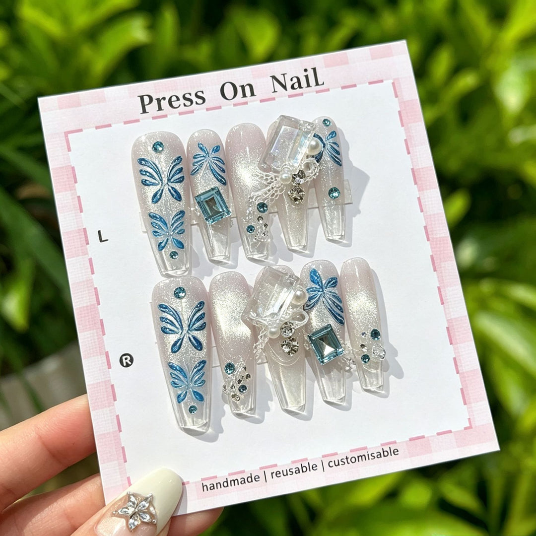 Künstlerisches Press-On Nägel Set mit tropischen und floralen Akzenten