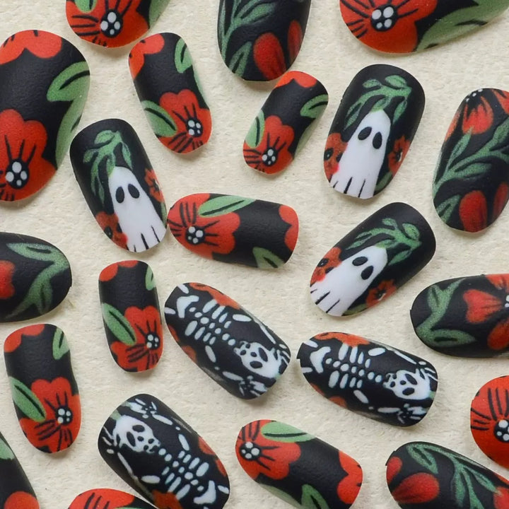 Kunstnagelset mit gruseligen Halloween-Motiven und floralen Akzenten Karnz