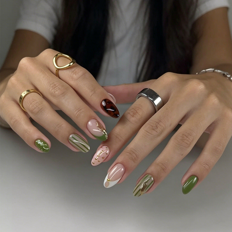 Kreatives Nageldesign Karnz