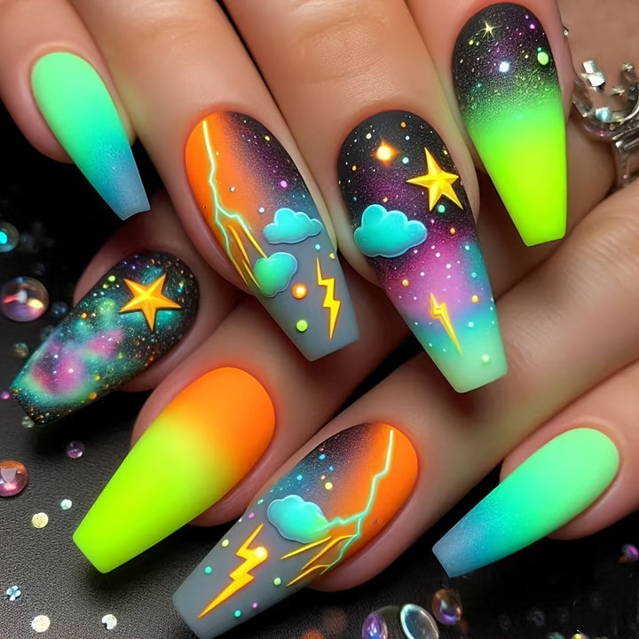 Kreative Kunstnägel mit Neon Galaxy-Motiv Karnz