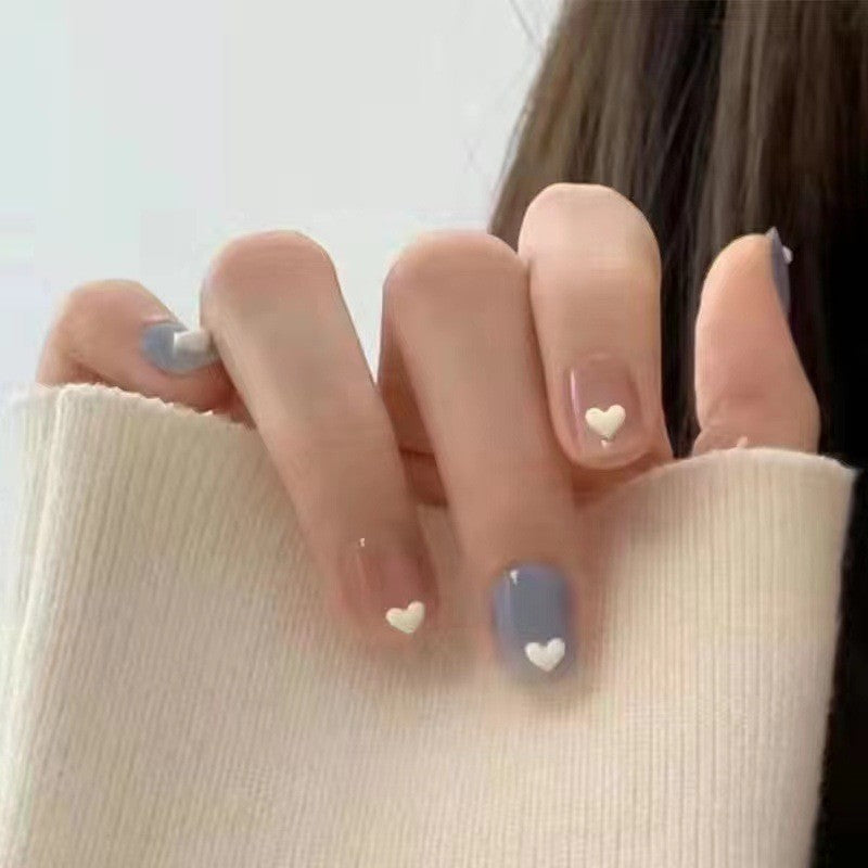 Kreative Nagelkunst mit Herzmotiven Karnz