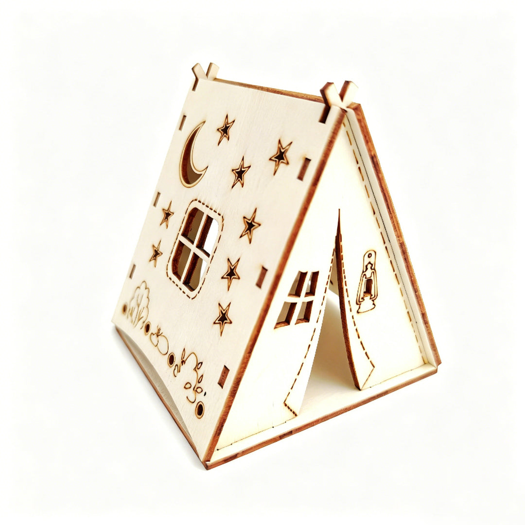 Dekorative Holzpyramide mit Sternenmotiv