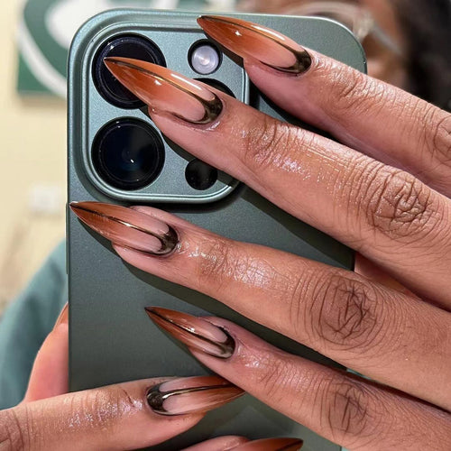 Kunstvolle Stiletto-Nägel mit trendigem Ombre-Effekt Karnz