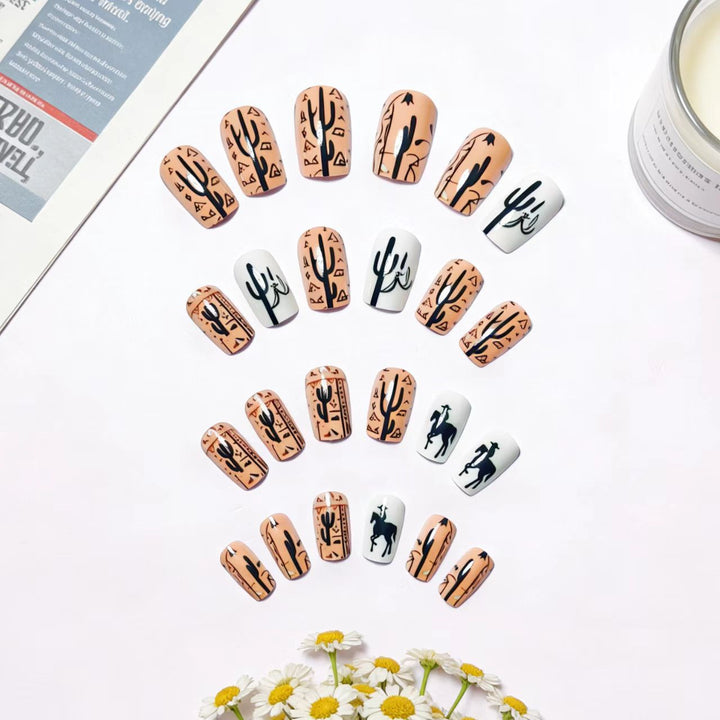 Kunstnageldesign mit Geometrischem Wüstenmotiv Karnz