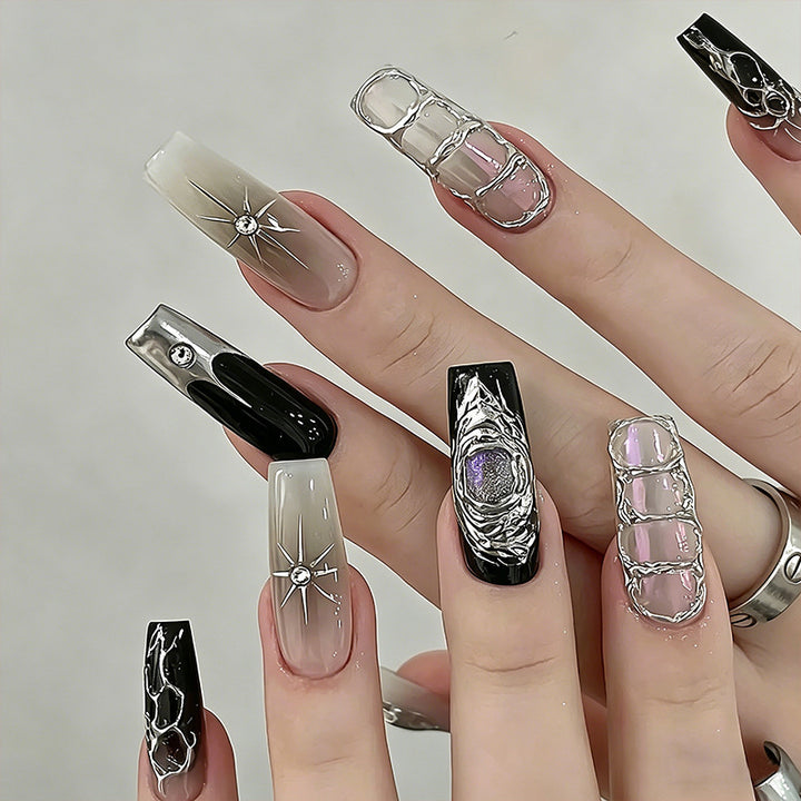 Kunstvolles Nagelset mit floralen Akzenten Karnz