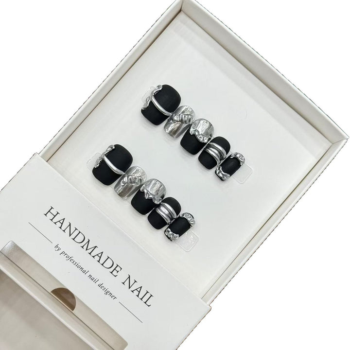 Elegantes handgefertigtes Press-On-Nail-Set mit metallischen Akzentdesigns
