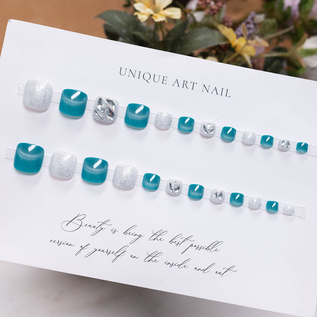 Elegante mit Strass dekorierte Pediküre Nagelkunst