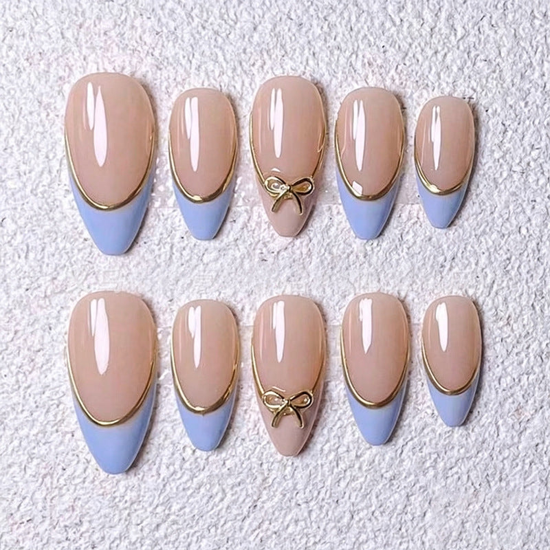 Kunstnagelset mit eleganten Designs und Goldakzenten Karnz
