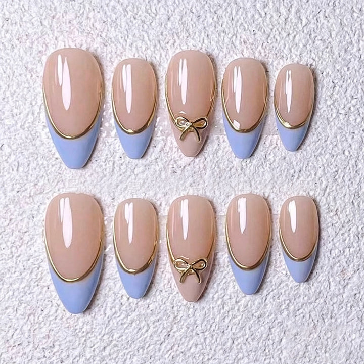 Kunstnagelset mit eleganten Designs und Goldakzenten Karnz