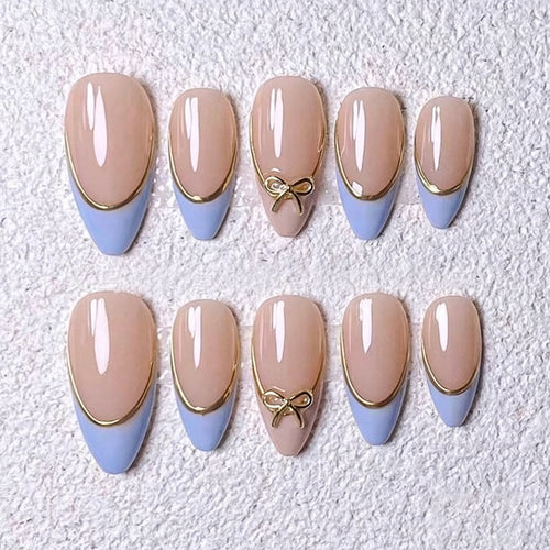 Kunstnagelset mit eleganten Designs und Goldakzenten Karnz