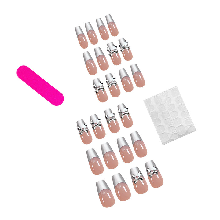 Exquisite Nagelkunst mit Schmuckelementen Karnz