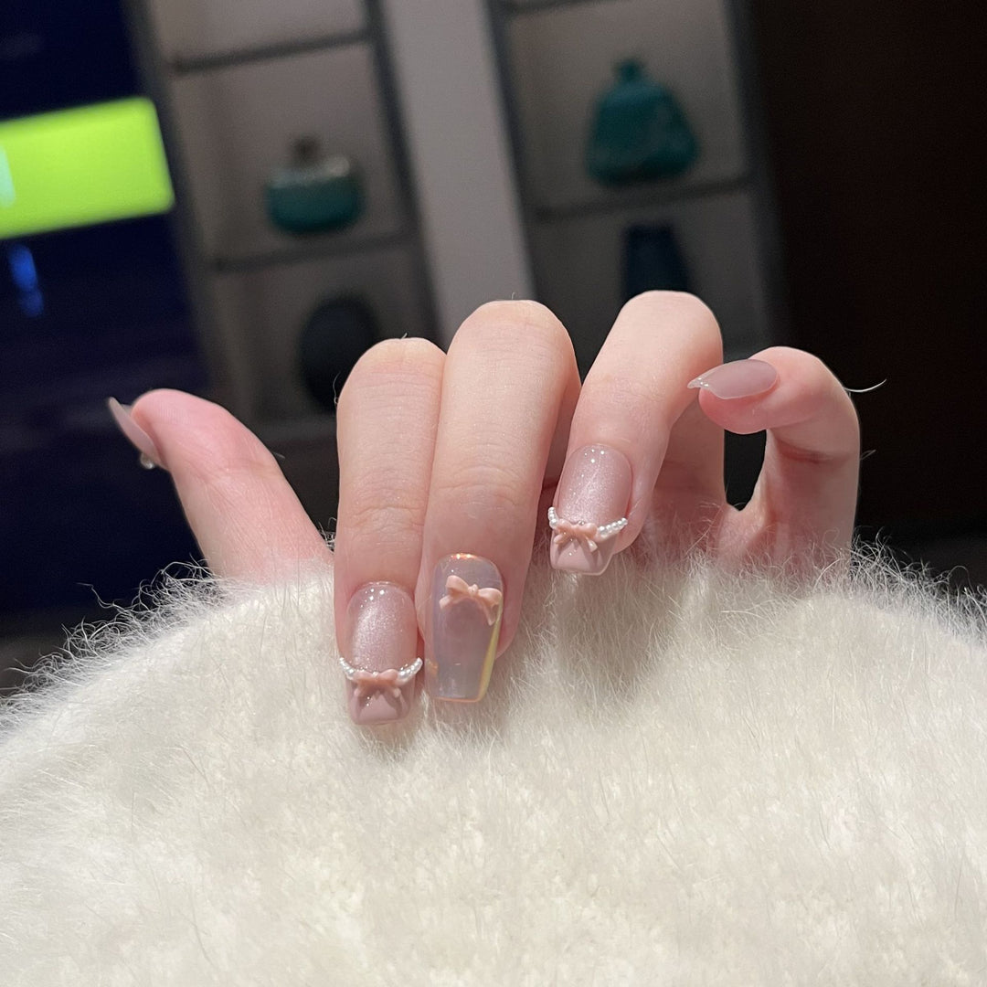 Dekorativer Press-on-Nagelkunst-Set mit künstlerischem Bogen und Perlenakzenten Karnz