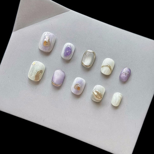 Künstlerisches Press-On-Nagel-Set mit eleganten geometrischen Akzenten