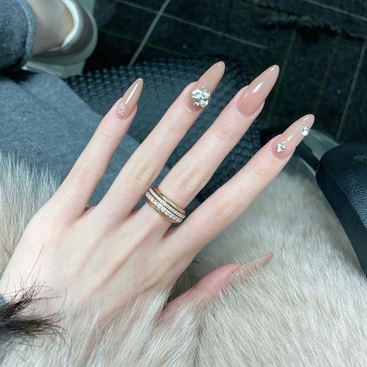 Dekorative Stiletto Nagelverlängerungen Karnz