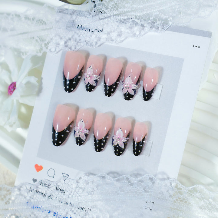 Kunstnagelset mit eleganten 3D-Blumen und stilvollen Punkten Karnz