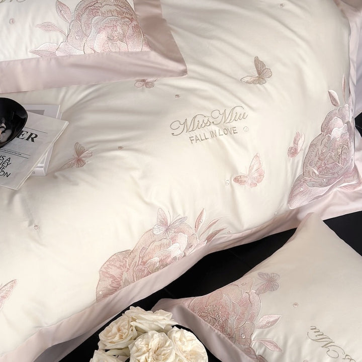 Luxuriöses Satin-Bettwäsche-Set mit zarten Rosen- und Schmetterlingsstickereien