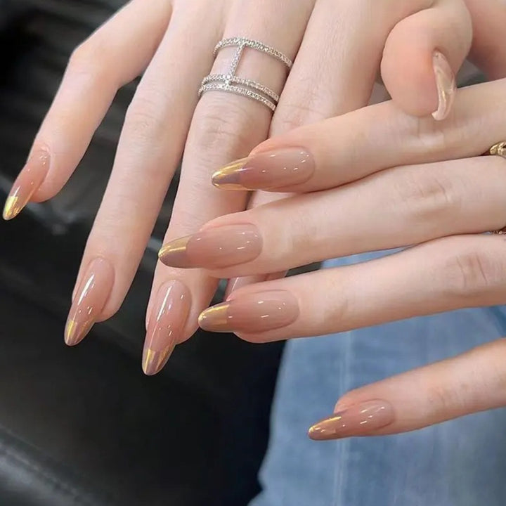 Kunstnägel mit Elegantem Farbverlauf und Metallic Akzenten Karnz