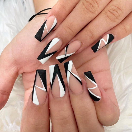 Kunstvolle Nagelverlängerungen mit geometrischem Design Karnz