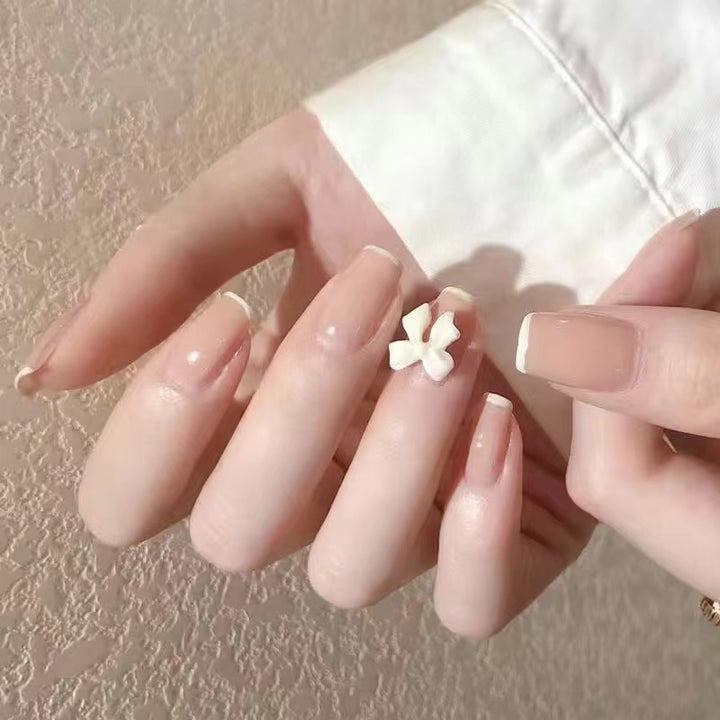 Elegante Kunstnägel mit floralen Akzenten Karnz