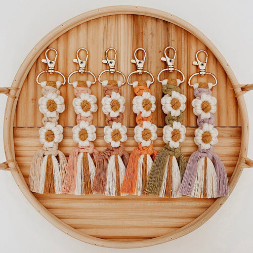 Makramee-Schlüsselanhänger mit floralem Design Karnz