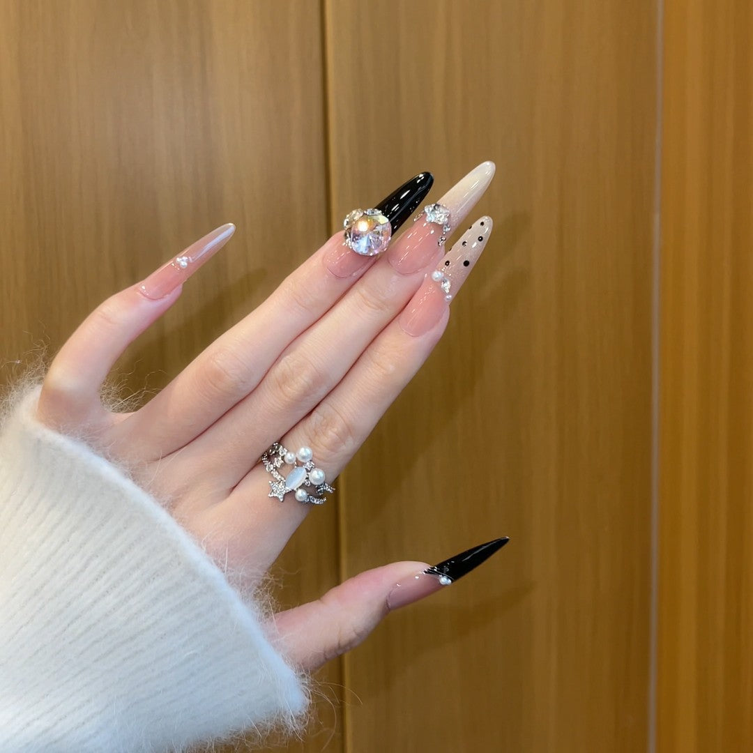 Elegante Kunstnägel mit Strass- und Glitzerelementen Karnz