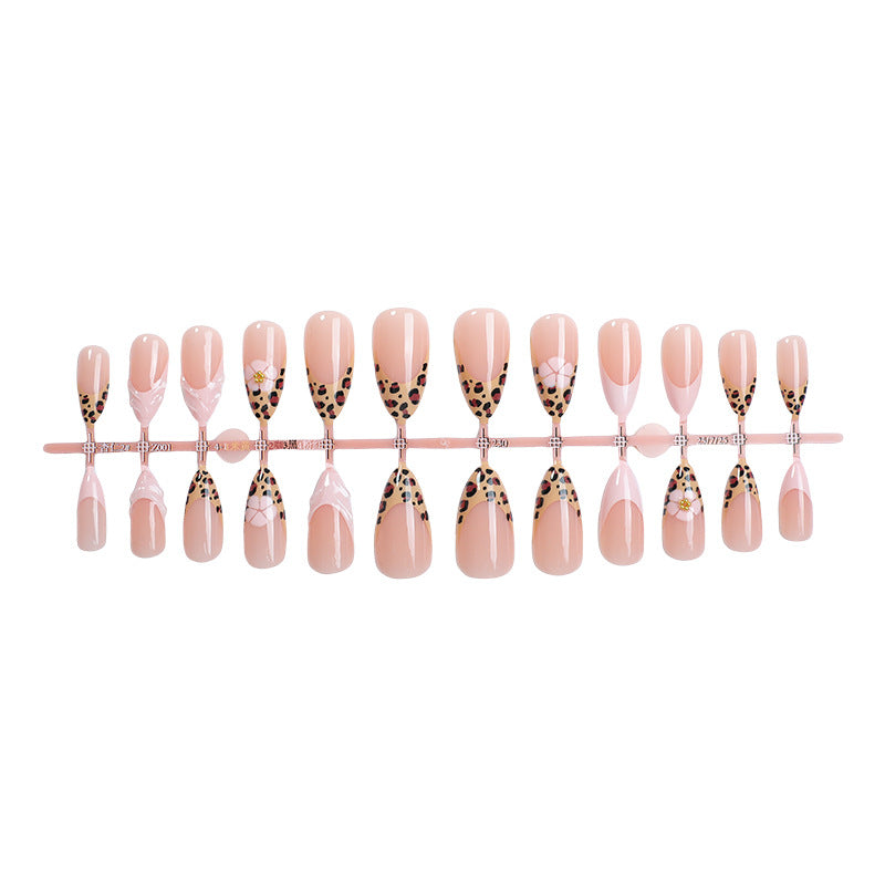 Kunstnagelset mit trendigen Leoparden-Design und eleganten Akzenten Karnz