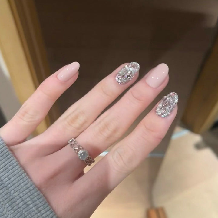 Dekorative Drucknägel mit Glitzerakzenten Karnz