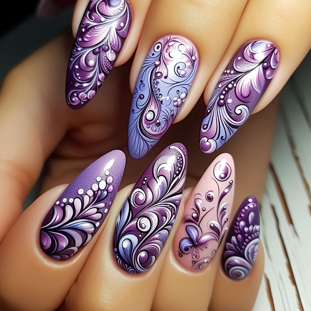 Kreative Kunstnägel mit Floralen und Schimmernden Designelementen Karnz