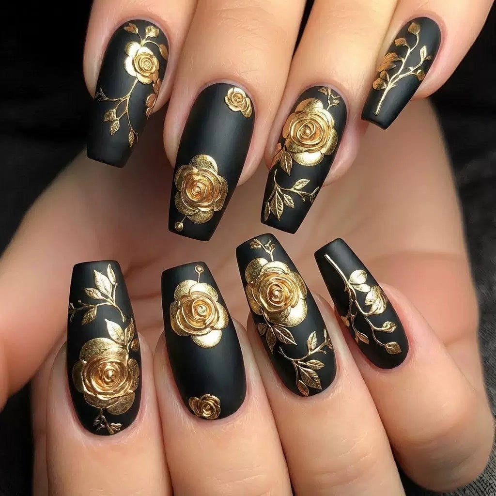 Kunstnagelset mit eleganten goldenen Rosenverzierungen Karnz