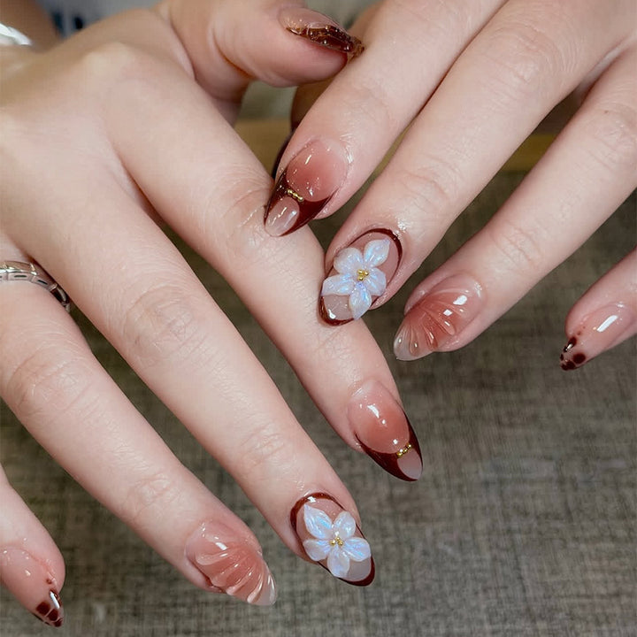 Elegante Kunstnägel mit floralem Dekor Karnz