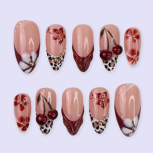 Elegante Kunstnägel mit floralen Akzenten und Glitzer Karnz