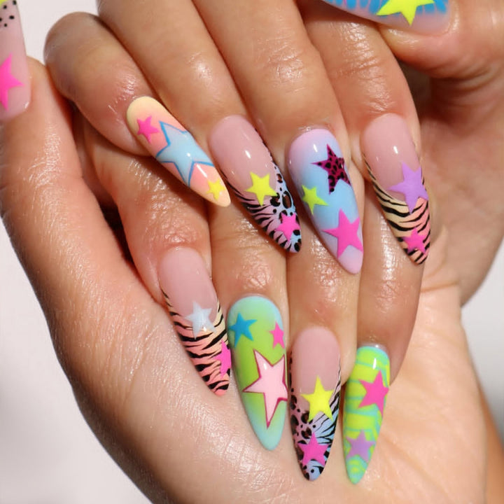 Künstlerisches Press-on-Nagelset mit bunten Sternmustern Karnz