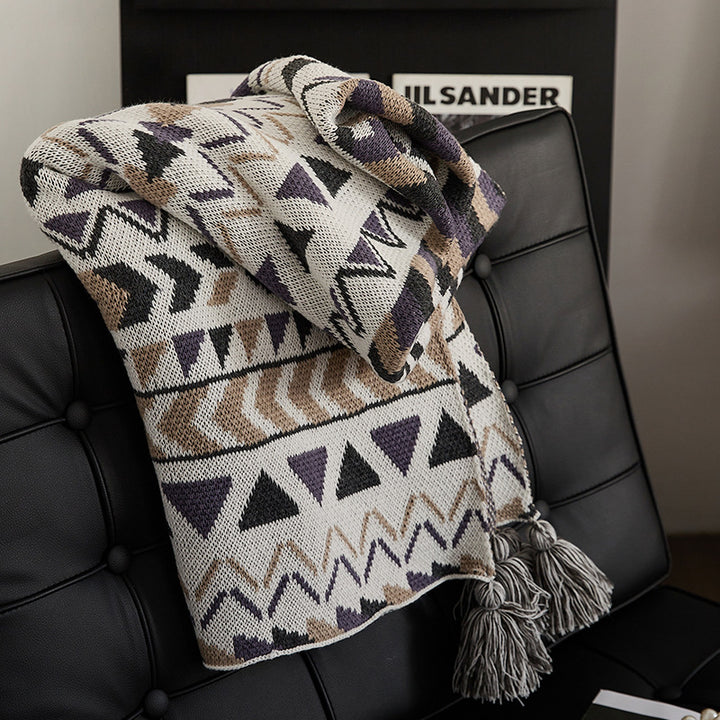 Gemusterte Wohndecke im Ethno-Strickdesign mit Quasten