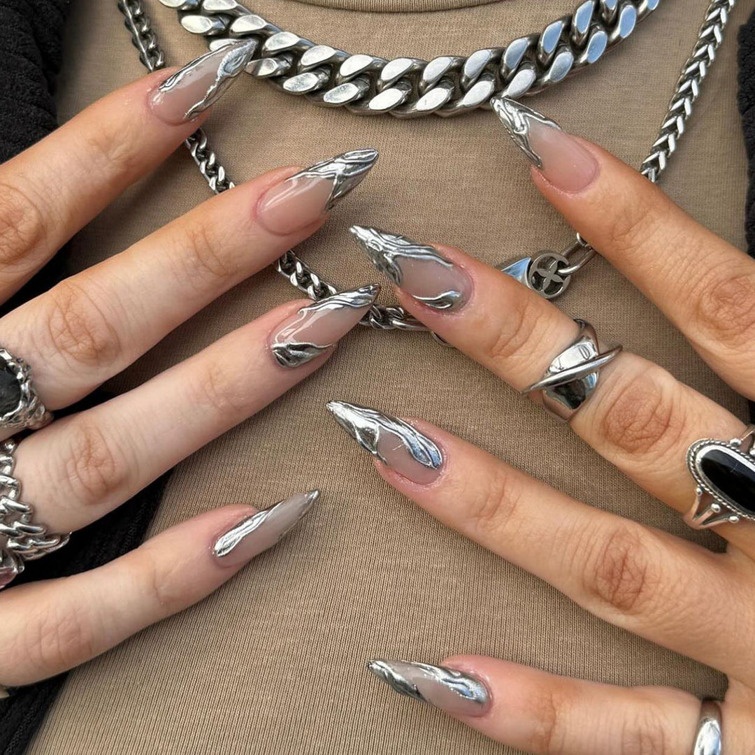 Kunstvolle Acryl-Stiletto-Nägel mit eleganten Metallic-Verzierungen Karnz