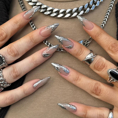 Kunstvolle Acryl-Stiletto-Nägel mit eleganten Metallic-Verzierungen Karnz