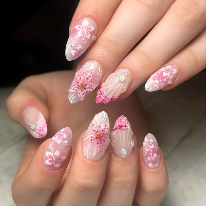 Kunstvolle Nagelverlängerungen mit floralen und glitzernden Akzenten Karnz
