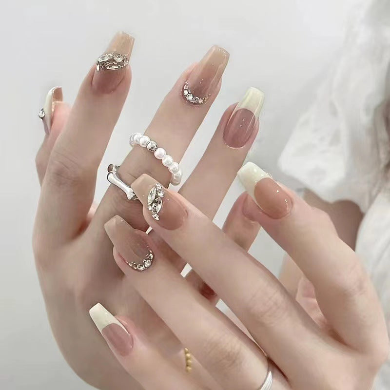 Kunstvolle Nagelsets mit floralen Akzenten Karnz