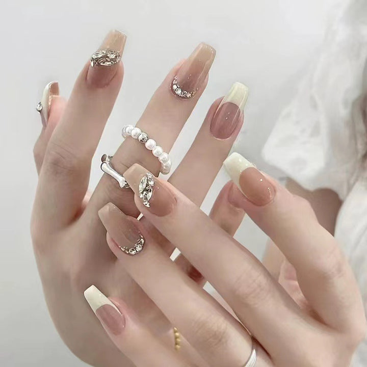 Kunstvolle Nagelsets mit floralen Akzenten Karnz