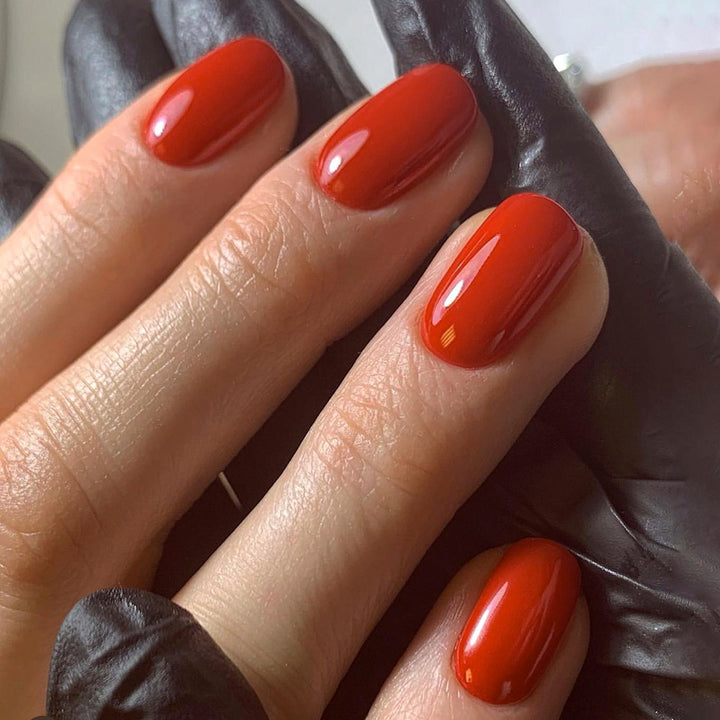 Hochglänzende Nagelkunst Karnz