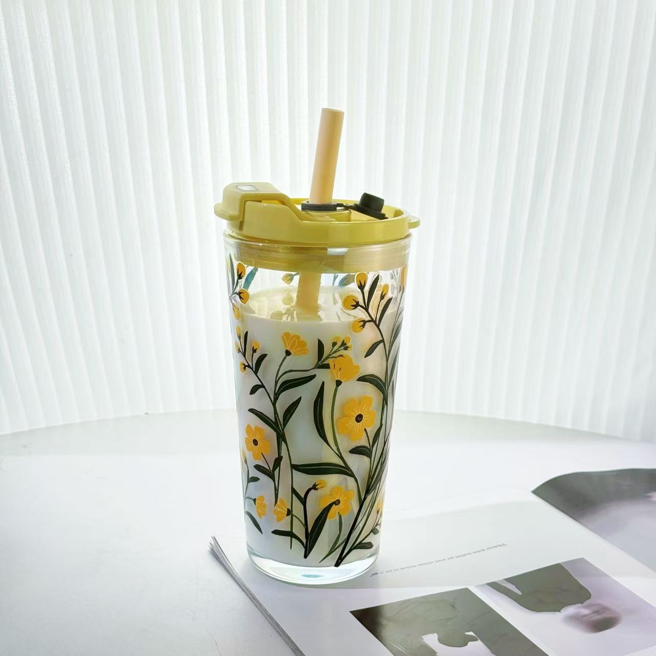 Damen Trinkbecher mit praktischer Silikonschutzhülle und dekorativen Blumenmotiven Karnz