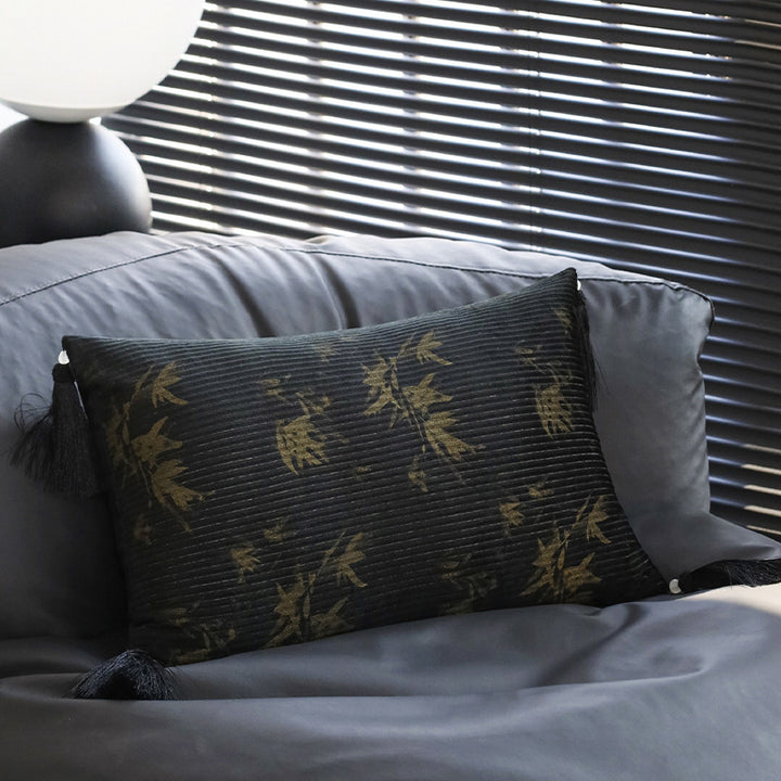 Quadratischer Samt-Kissenbezug mit reliefiertem Metallic‑Streifen und feiner Keder Karnz