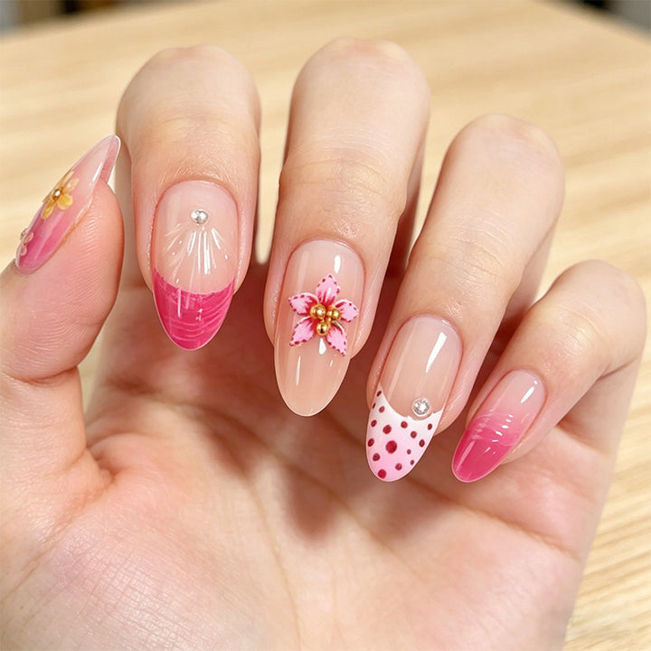 Kunstnagelset mit floralen und eleganten Verzierungen Karnz