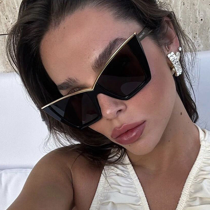 Damen extravagante Sonnenbrille mit einzigartigem Design und goldenen Akzenten Karnz