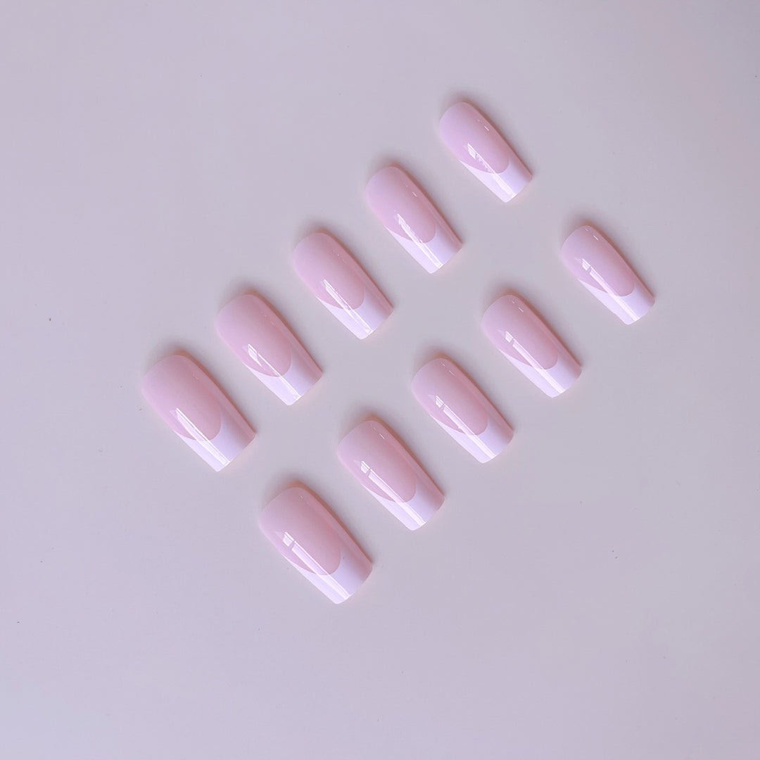 Kunstnagelset mit modernem French Design und revitalisierenden Akzenten Karnz
