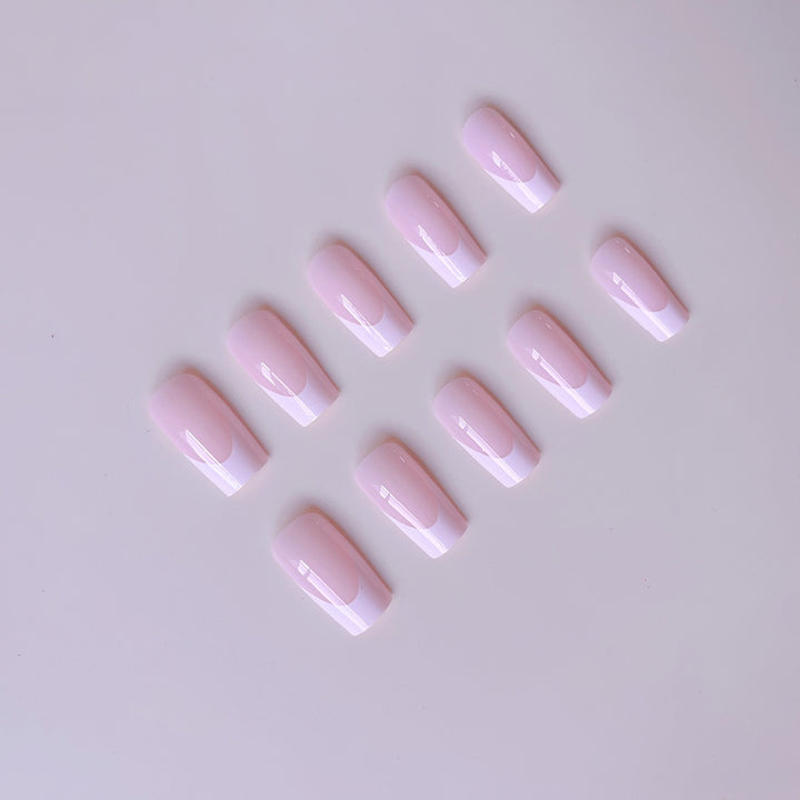 Kunstnagelset mit modernem French Design und revitalisierenden Akzenten Karnz