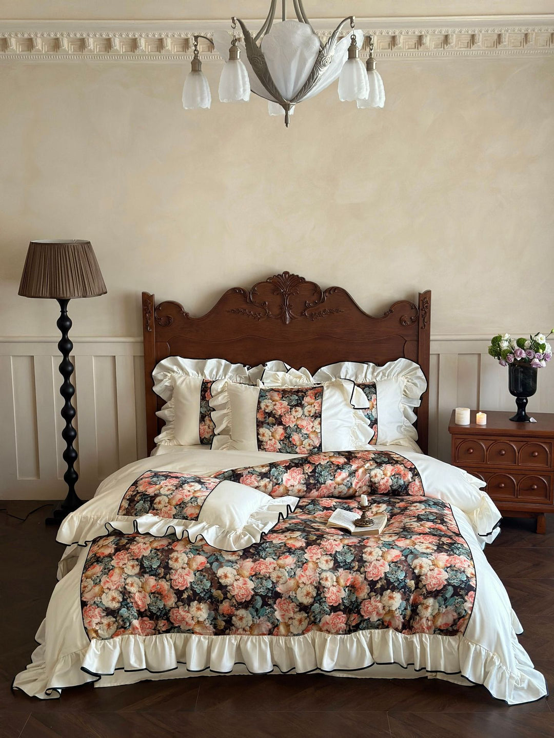 Luxuriöses florales Baumwollsatin-Bettwäsche-Set mit Rüschen und Passe
