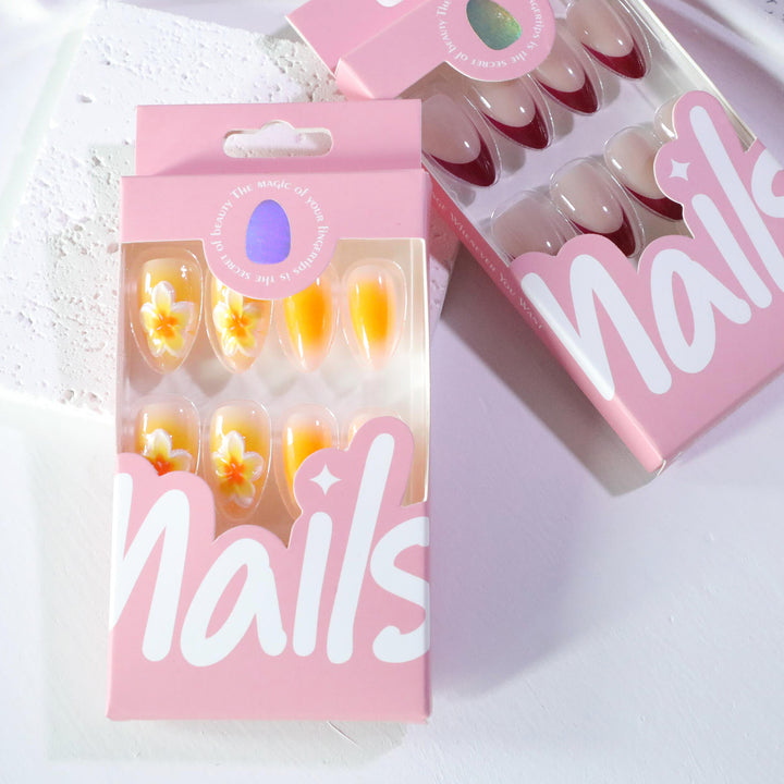 Kunstvolle Nagelverlängerungen mit zartem Ombre-Effekt und floralen Akzenten Karnz